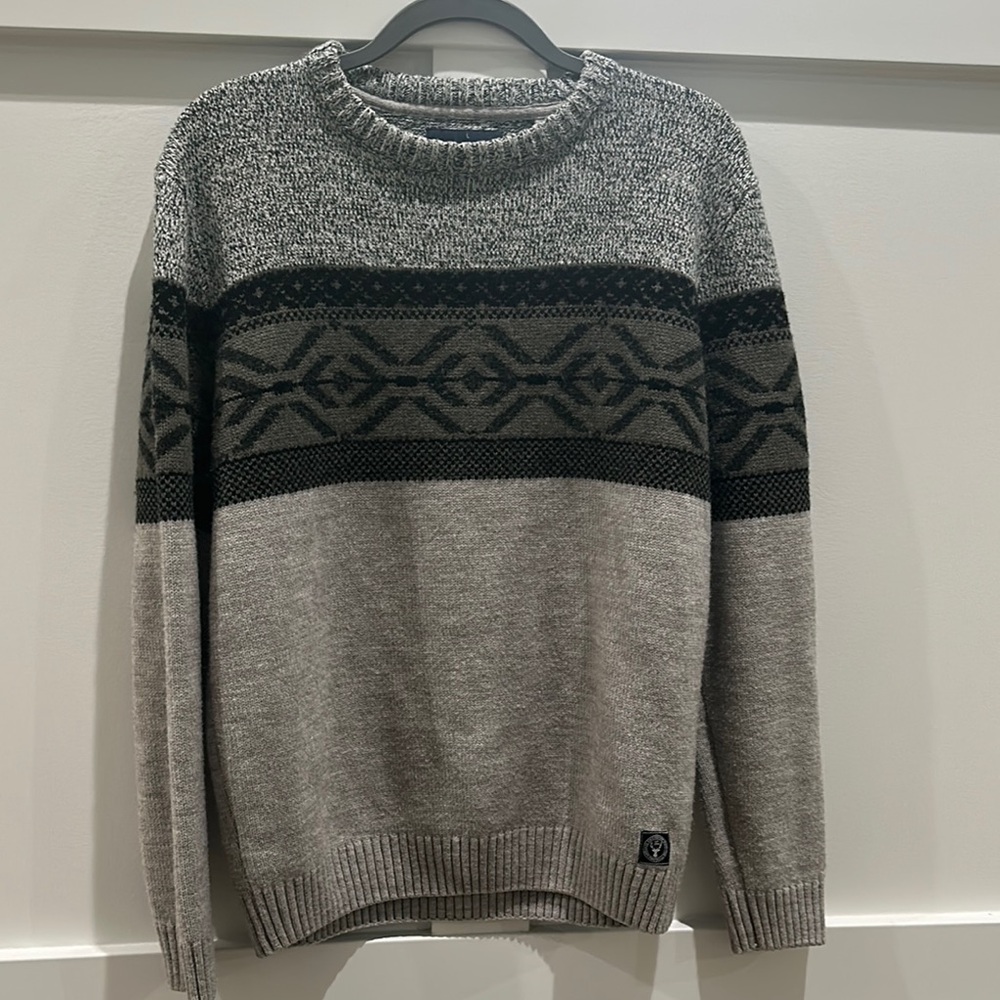 Gray Crewneck Sweater with Geometric Pattern and Ribbed Cuffs